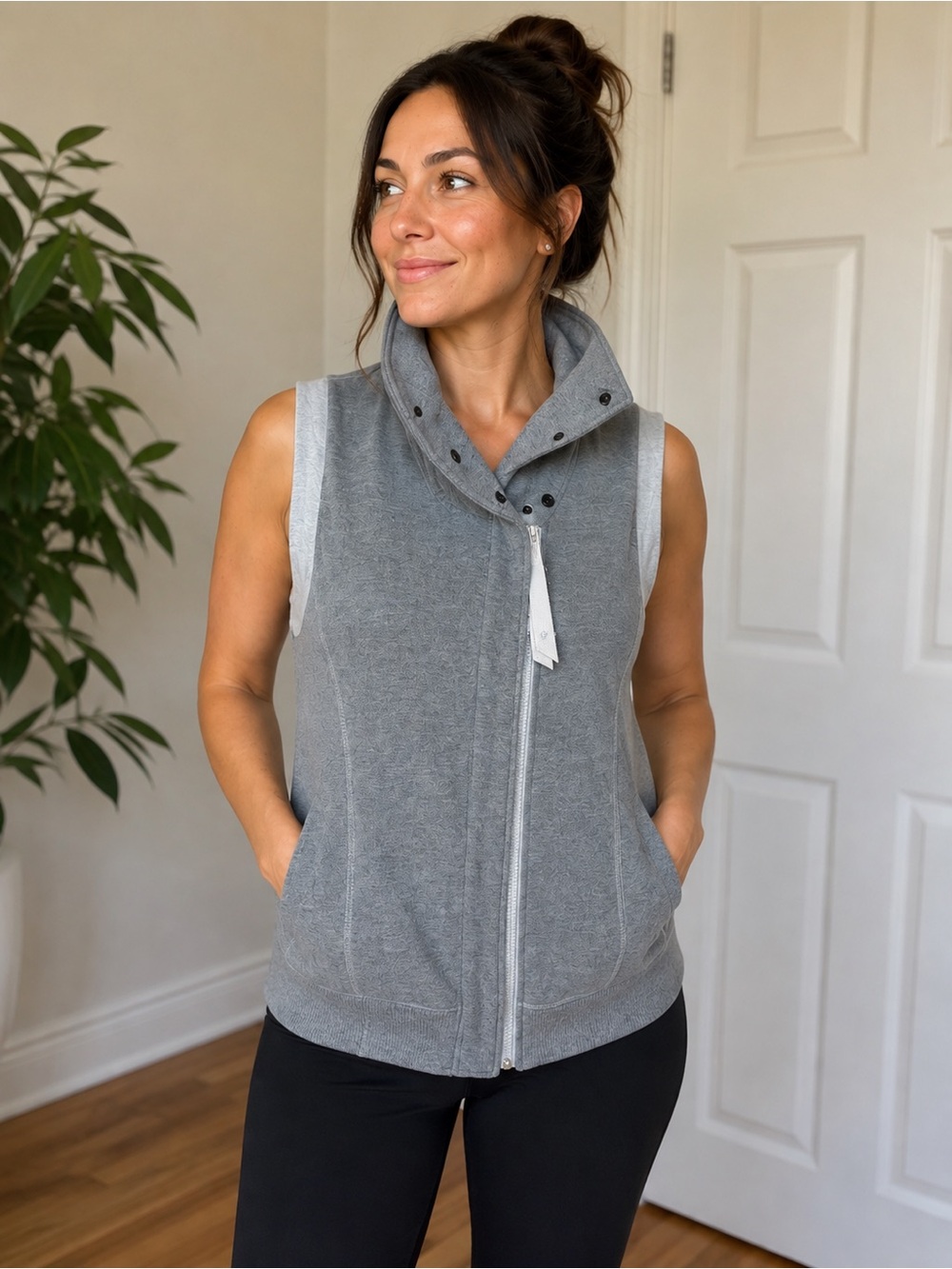 Lululemon Athletica Size 4 Grey Sleeveless Full Zip High Collar Vest